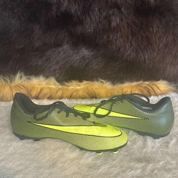 Nike Soccer Cleats 5 (7001) - Picture 6 of 7